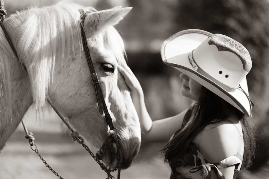 Sesión campestre de XV años en blanco y negro: quinceañera con sombrero y su caballo
