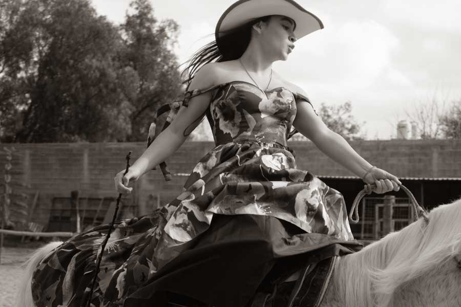 XV años cabalgando con el vestido al viento, foto de quinceañera en blanco y negro