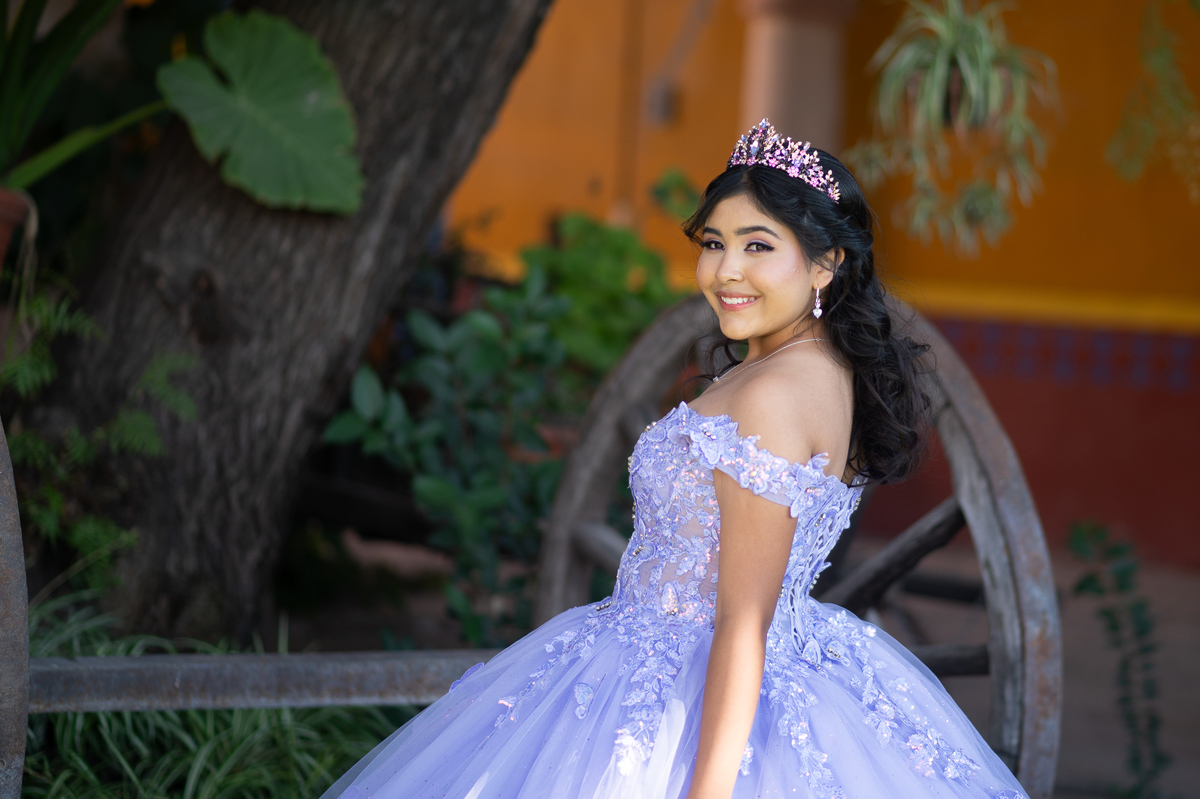 Sesión de XV años tradicional en el jardín de una hacienda