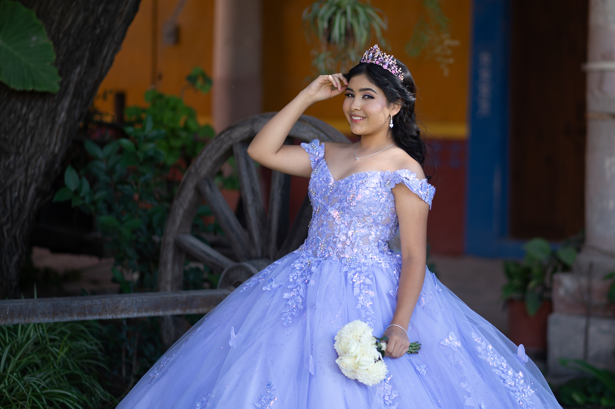 Quinceañera con vestido lila en el jardín, sesión de XV años en Querétaro
