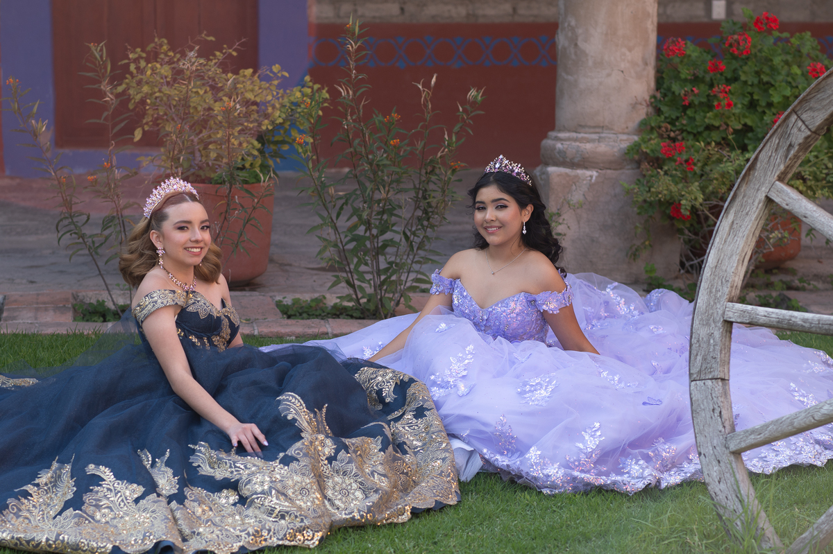 Sesión de XV años en hacienda con dos quinceañeras y sus vestidos de gala