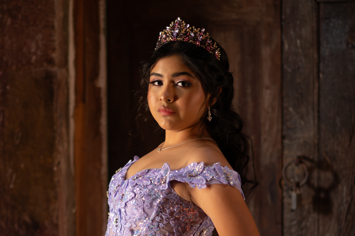 Retrato de XV años: quinceañera con vestido lila en una hacienda