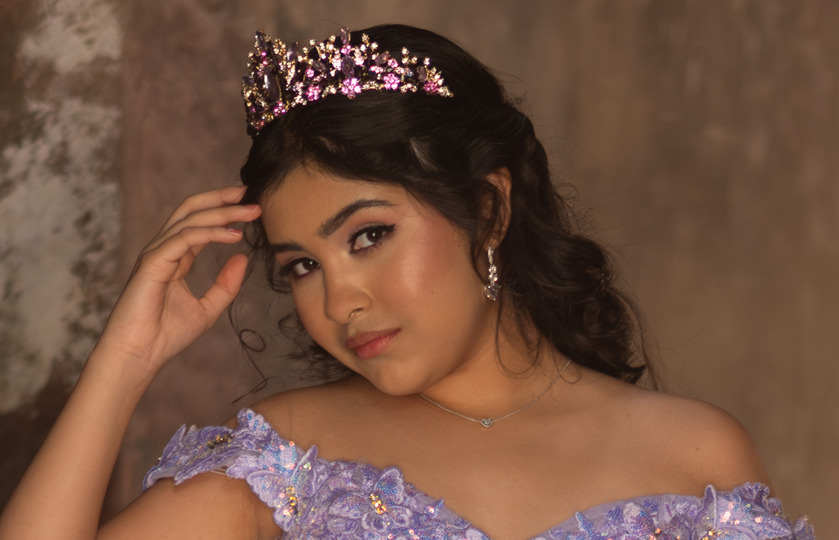 Retrato de quinceañera sonriendo con tiara, sesión de XV años 