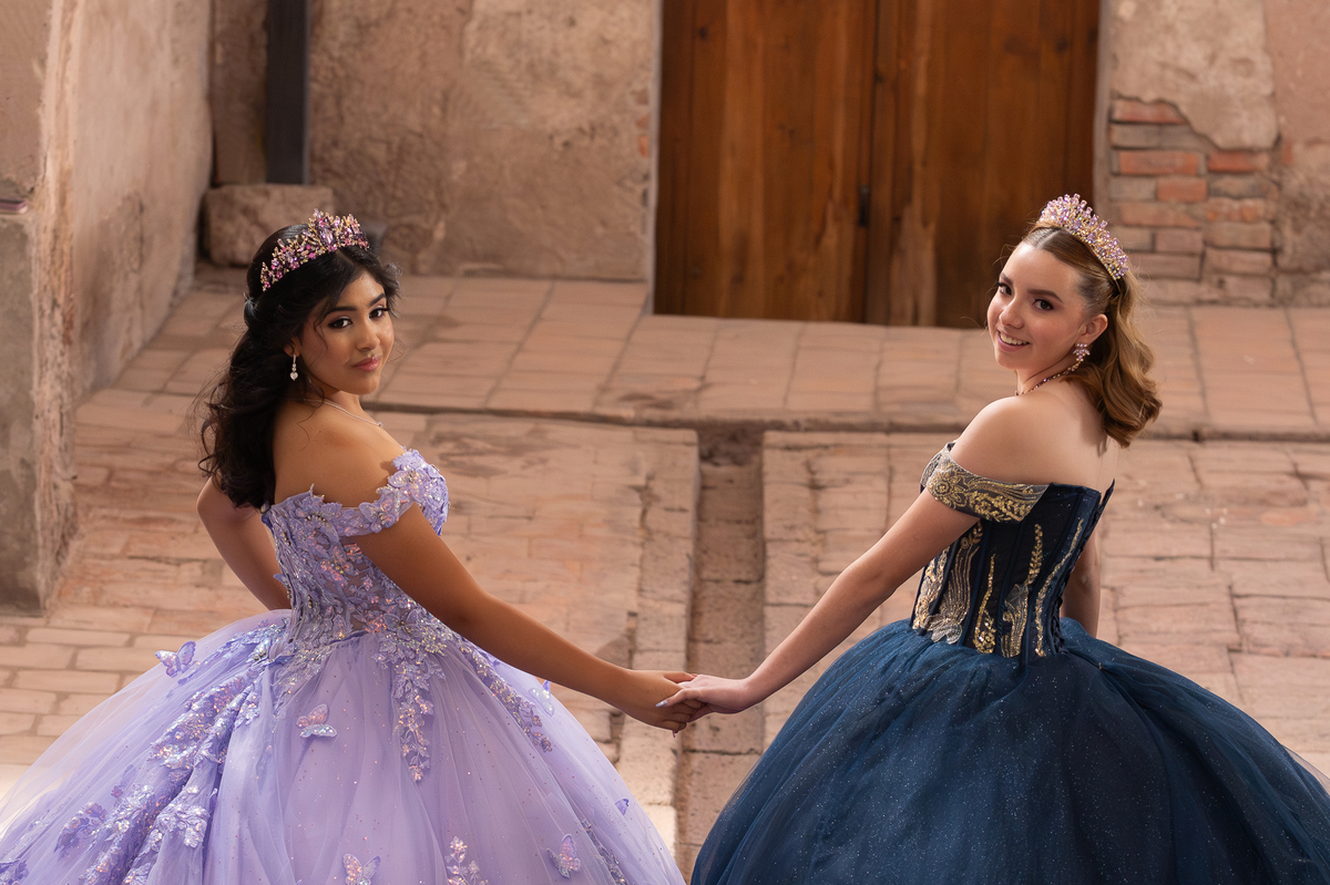 Sesión de XV años en hacienda con dos quinceañeras frente a frente