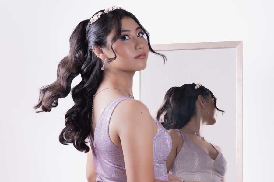 Fotos de XV años: reflejo de la quinceañera en el espejo con vestido lila