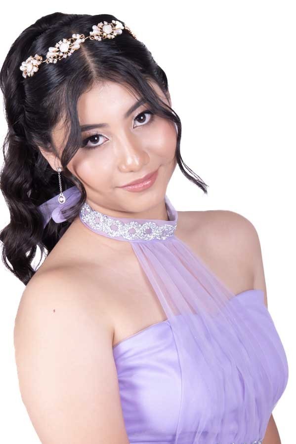 Retrato de XV años: quinceañera mirando hacia arriba sobre fondo blanco