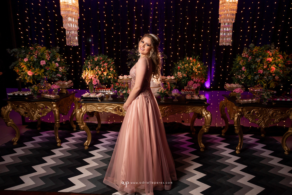 Isabelle Maggi  - Festa dos Quinze - Galo Eventos - Terra de Areia/RS - debutante - 15 anos - book dos 15 - vestido - decoração - Vando Lipert time ludimila - balada  - Moove eventos - perna de pau - barman - robo de led - Mauricio o Mágico 