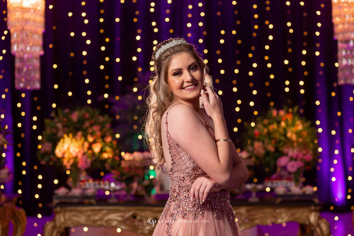 Isabelle Maggi  - Festa dos Quinze - Galo Eventos - Terra de Areia/RS - debutante - 15 anos - book dos 15 - vestido - decoração - Vando Lipert time ludimila - balada  - Moove eventos - perna de pau - barman - robo de led - Mauricio o Mágico 