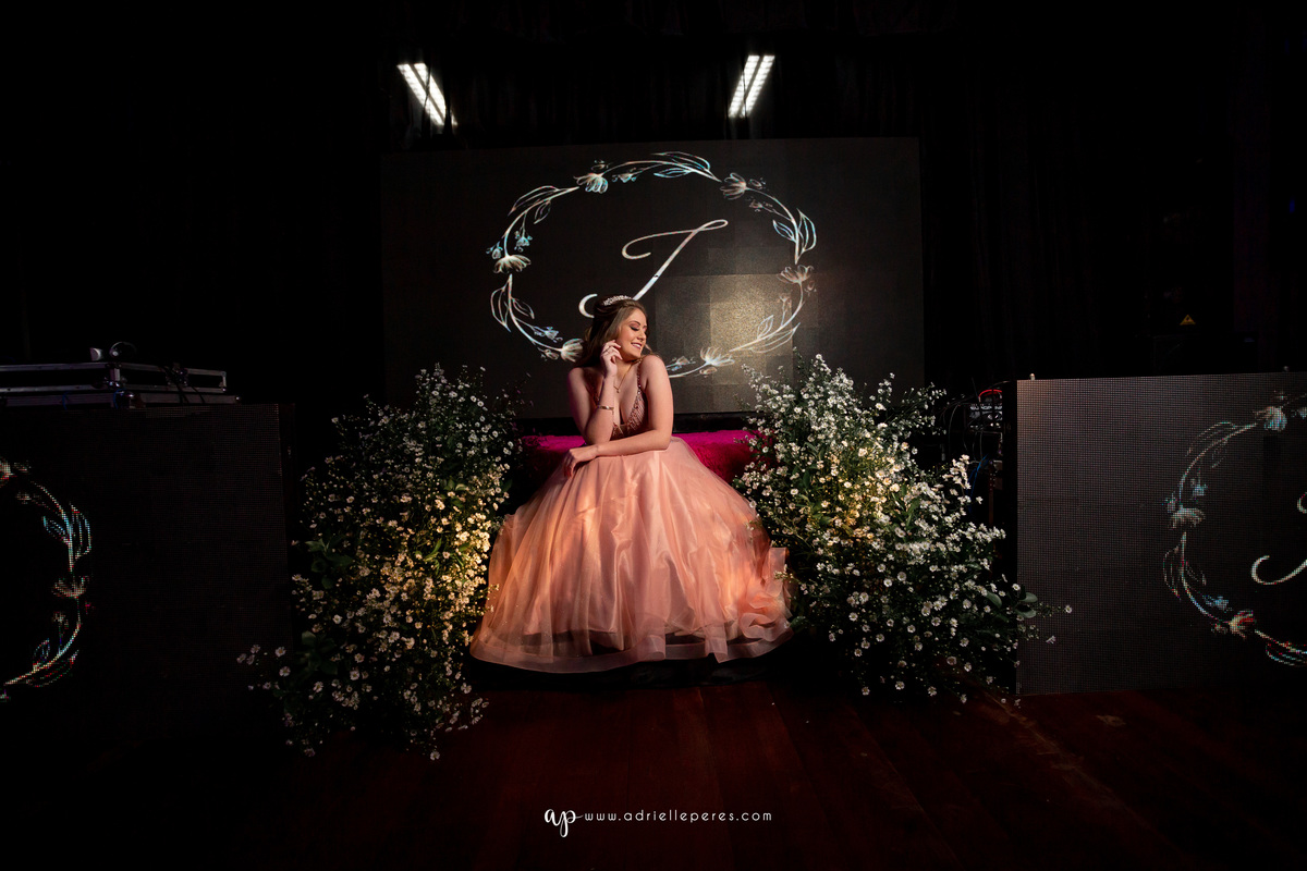 Isabelle Maggi  - Festa dos Quinze - Galo Eventos - Terra de Areia/RS - debutante - 15 anos - book dos 15 - vestido - decoração - Vando Lipert time ludimila - balada  - Moove eventos - perna de pau - barman - robo de led - Mauricio o Mágico 