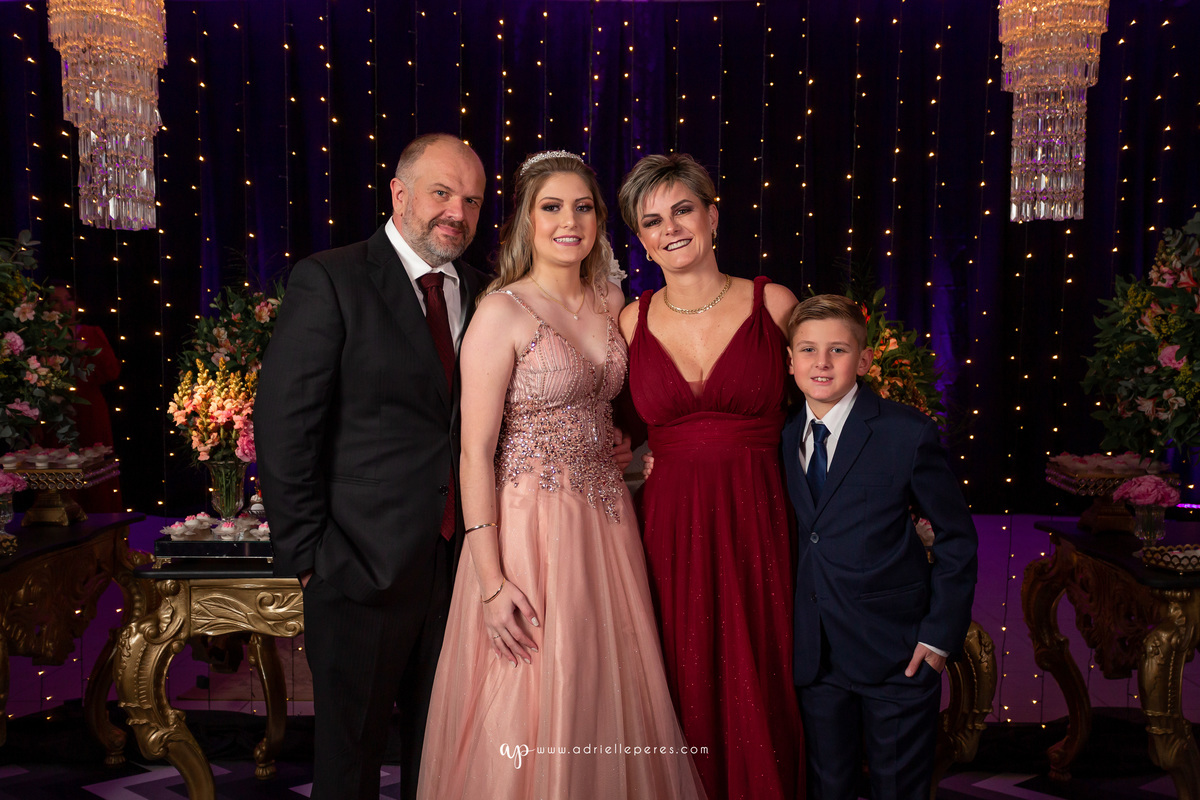 Isabelle Maggi  - Festa dos Quinze - Galo Eventos - Terra de Areia/RS - debutante - 15 anos - book dos 15 - vestido - decoração - Vando Lipert time ludimila - balada  - Moove eventos - perna de pau - barman - robo de led - Mauricio o Mágico 