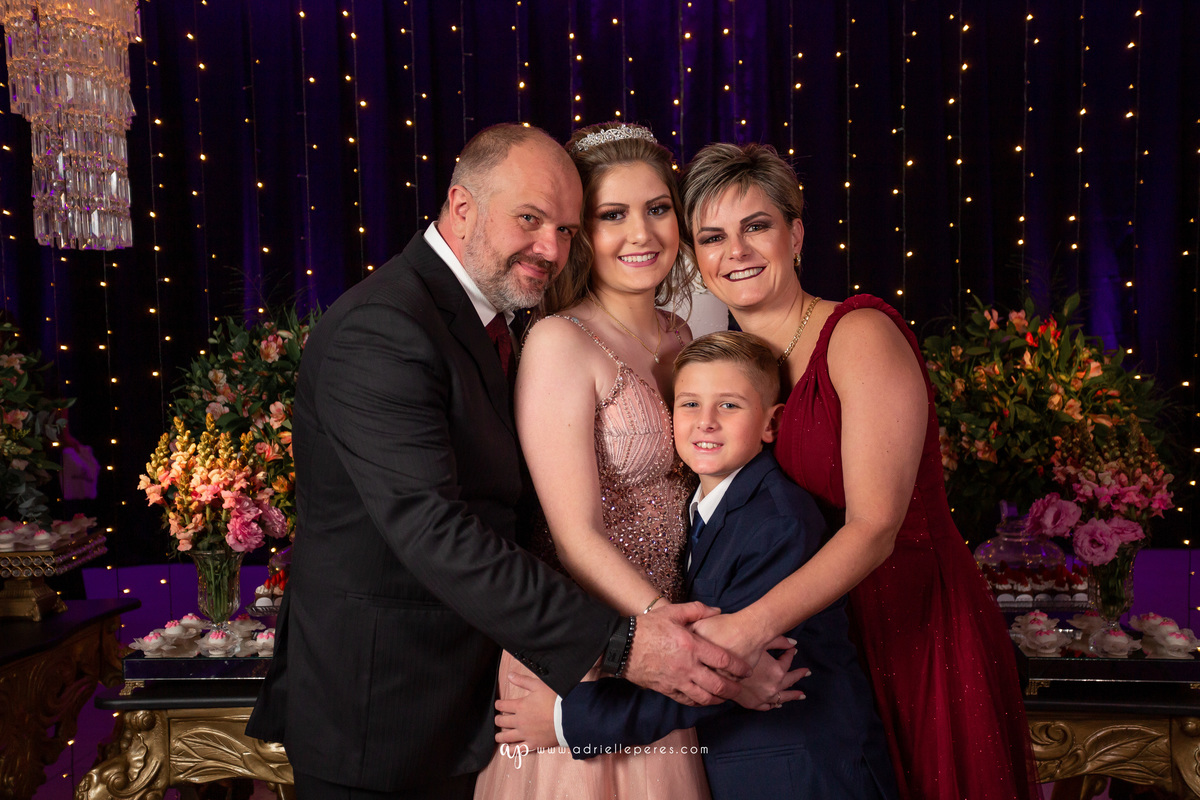 Isabelle Maggi  - Festa dos Quinze - Galo Eventos - Terra de Areia/RS - debutante - 15 anos - book dos 15 - vestido - decoração - Vando Lipert time ludimila - balada  - Moove eventos - perna de pau - barman - robo de led - Mauricio o Mágico 