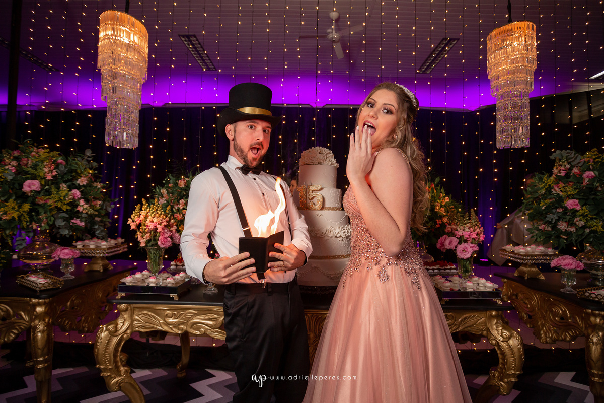 Isabelle Maggi  - Festa dos Quinze - Galo Eventos - Terra de Areia/RS - debutante - 15 anos - book dos 15 - vestido - decoração - Vando Lipert time ludimila - balada  - Moove eventos - perna de pau - barman - robo de led - Mauricio o Mágico 