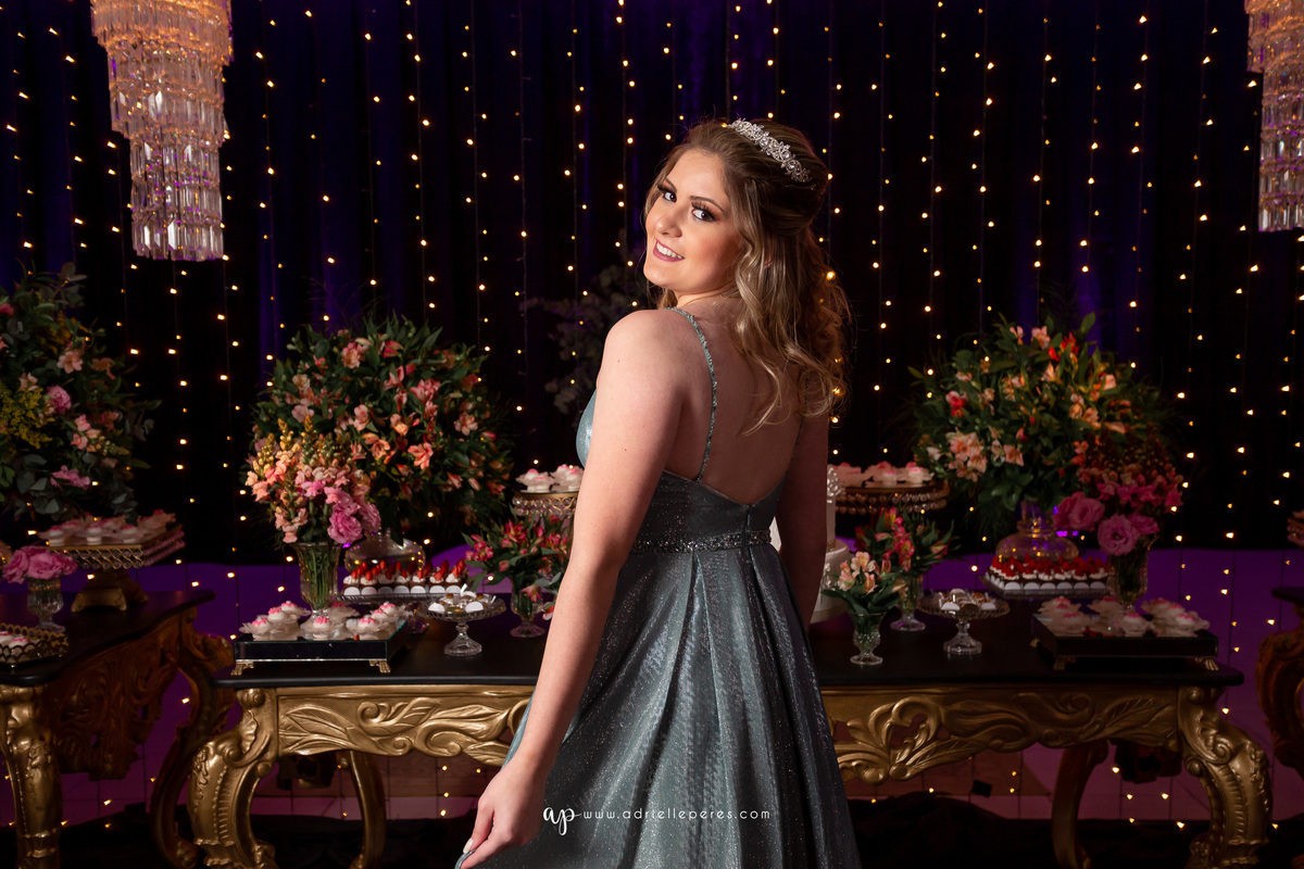 Isabelle Maggi  - Festa dos Quinze - Galo Eventos - Terra de Areia/RS - debutante - 15 anos - book dos 15 - vestido - decoração - Vando Lipert time ludimila - balada  - Moove eventos - perna de pau - barman - robo de led - Mauricio o Mágico 