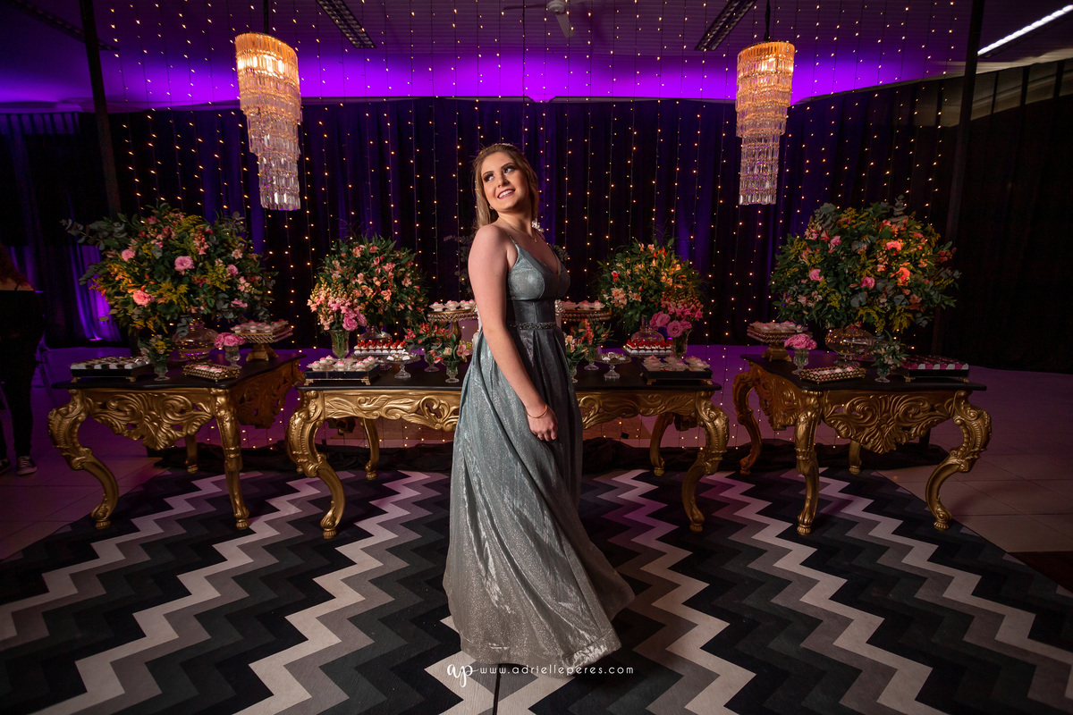 Isabelle Maggi  - Festa dos Quinze - Galo Eventos - Terra de Areia/RS - debutante - 15 anos - book dos 15 - vestido - decoração - Vando Lipert time ludimila - balada  - Moove eventos - perna de pau - barman - robo de led - Mauricio o Mágico 