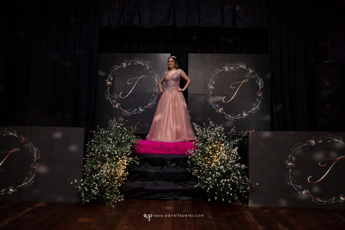 Isabelle Maggi  - Festa dos Quinze - Galo Eventos - Terra de Areia/RS - debutante - 15 anos - book dos 15 - vestido - decoração - Vando Lipert time ludimila - balada  - Moove eventos - perna de pau - barman - robo de led - Mauricio o Mágico 