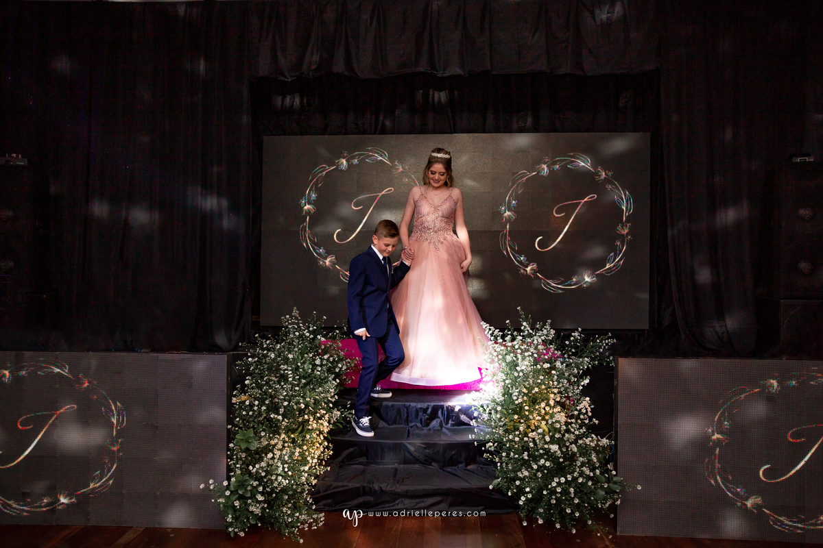 Isabelle Maggi  - Festa dos Quinze - Galo Eventos - Terra de Areia/RS - debutante - 15 anos - book dos 15 - vestido - decoração - Vando Lipert time ludimila - balada  - Moove eventos - perna de pau - barman - robo de led - Mauricio o Mágico 