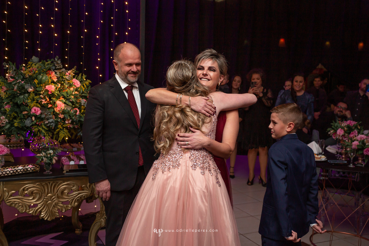 Isabelle Maggi  - Festa dos Quinze - Galo Eventos - Terra de Areia/RS - debutante - 15 anos - book dos 15 - vestido - decoração - Vando Lipert time ludimila - balada  - Moove eventos - perna de pau - barman - robo de led - Mauricio o Mágico 