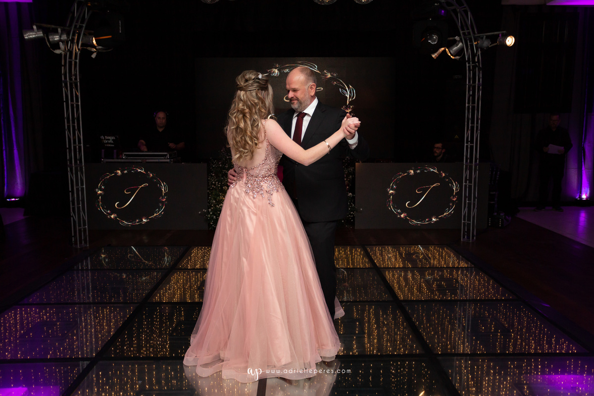 Isabelle Maggi  - Festa dos Quinze - Galo Eventos - Terra de Areia/RS - debutante - 15 anos - book dos 15 - vestido - decoração - Vando Lipert time ludimila - balada  - Moove eventos - perna de pau - barman - robo de led - Mauricio o Mágico 