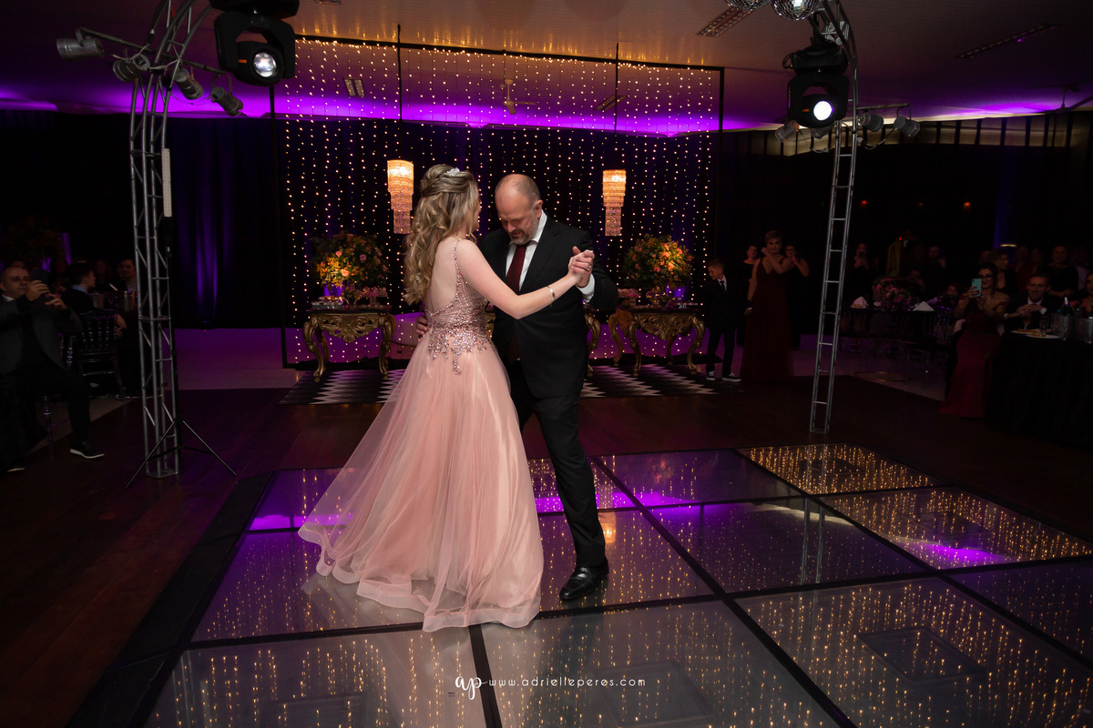 Isabelle Maggi  - Festa dos Quinze - Galo Eventos - Terra de Areia/RS - debutante - 15 anos - book dos 15 - vestido - decoração - Vando Lipert time ludimila - balada  - Moove eventos - perna de pau - barman - robo de led - Mauricio o Mágico 