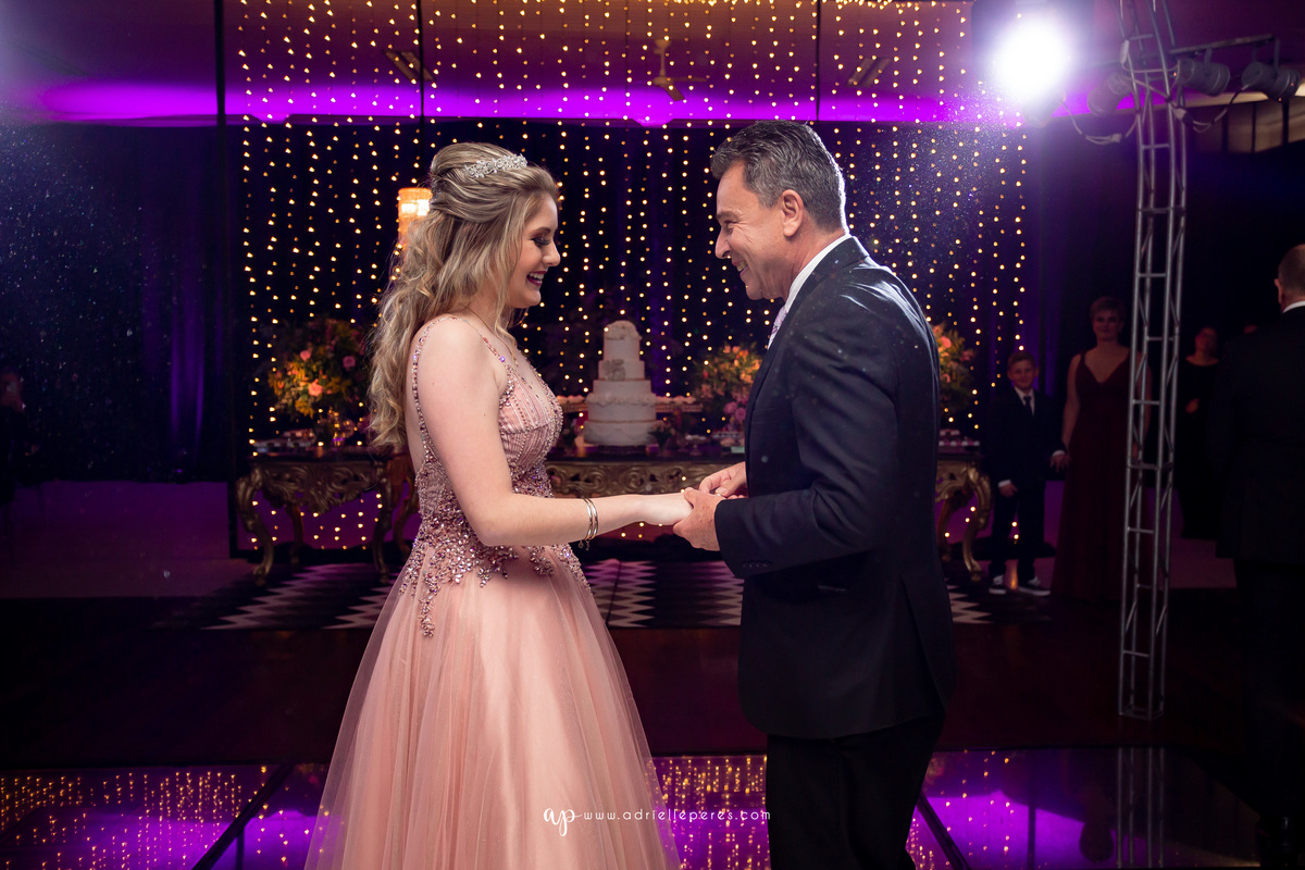 Isabelle Maggi  - Festa dos Quinze - Galo Eventos - Terra de Areia/RS - debutante - 15 anos - book dos 15 - vestido - decoração - Vando Lipert time ludimila - balada  - Moove eventos - perna de pau - barman - robo de led - Mauricio o Mágico 