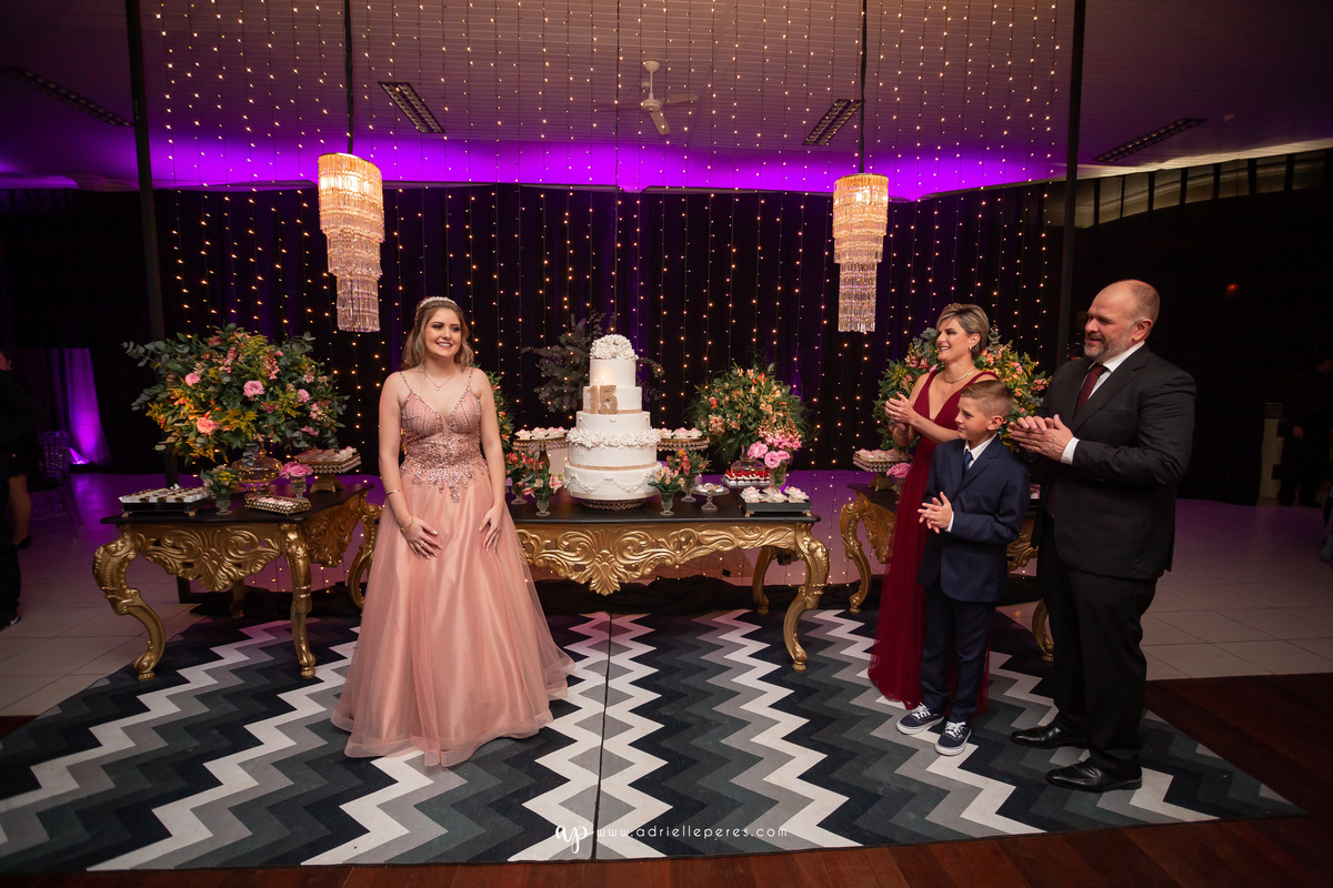 Isabelle Maggi  - Festa dos Quinze - Galo Eventos - Terra de Areia/RS - debutante - 15 anos - book dos 15 - vestido - decoração - Vando Lipert time ludimila - balada  - Moove eventos - perna de pau - barman - robo de led - Mauricio o Mágico 