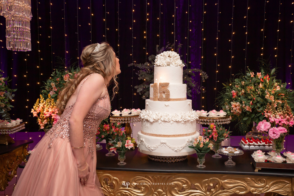 Isabelle Maggi  - Festa dos Quinze - Galo Eventos - Terra de Areia/RS - debutante - 15 anos - book dos 15 - vestido - decoração - Vando Lipert time ludimila - balada  - Moove eventos - perna de pau - barman - robo de led - Mauricio o Mágico 