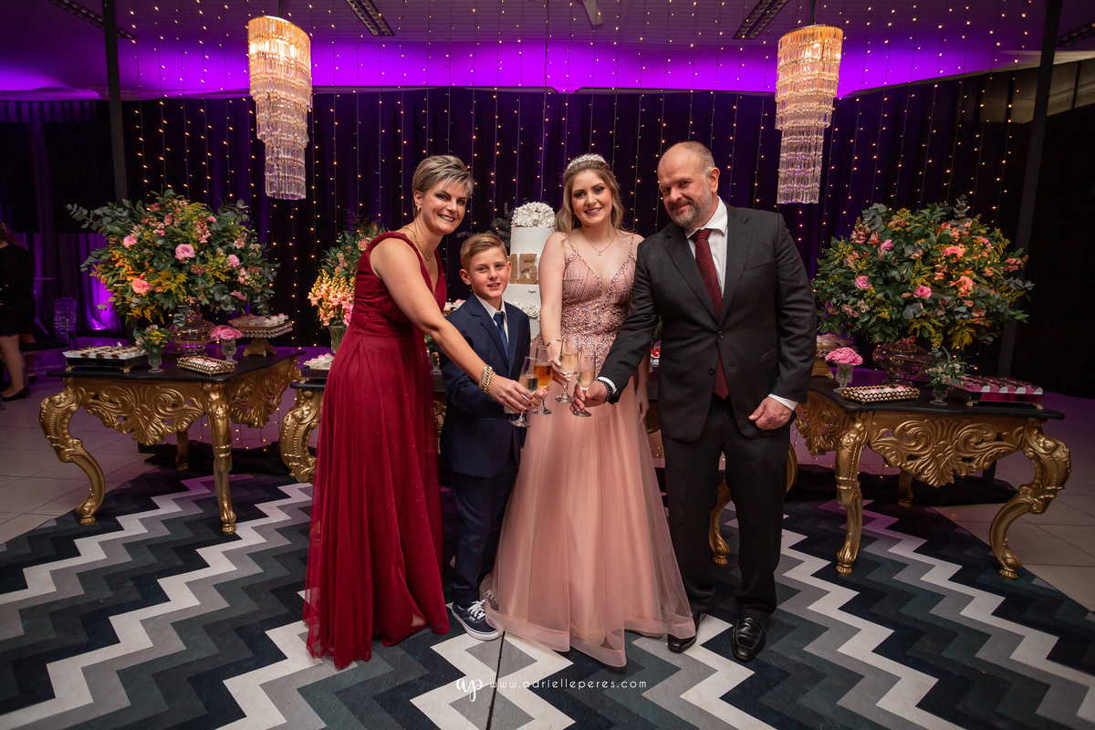 Isabelle Maggi  - Festa dos Quinze - Galo Eventos - Terra de Areia/RS - debutante - 15 anos - book dos 15 - vestido - decoração - Vando Lipert time ludimila - balada  - Moove eventos - perna de pau - barman - robo de led - Mauricio o Mágico 