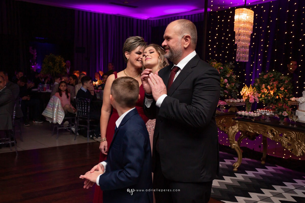 Isabelle Maggi  - Festa dos Quinze - Galo Eventos - Terra de Areia/RS - debutante - 15 anos - book dos 15 - vestido - decoração - Vando Lipert time ludimila - balada  - Moove eventos - perna de pau - barman - robo de led - Mauricio o Mágico 