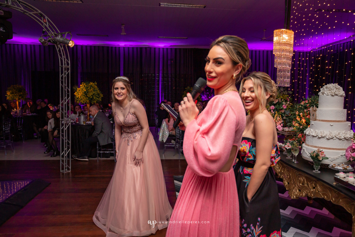 Isabelle Maggi  - Festa dos Quinze - Galo Eventos - Terra de Areia/RS - debutante - 15 anos - book dos 15 - vestido - decoração - Vando Lipert time ludimila - balada  - Moove eventos - perna de pau - barman - robo de led - Mauricio o Mágico 