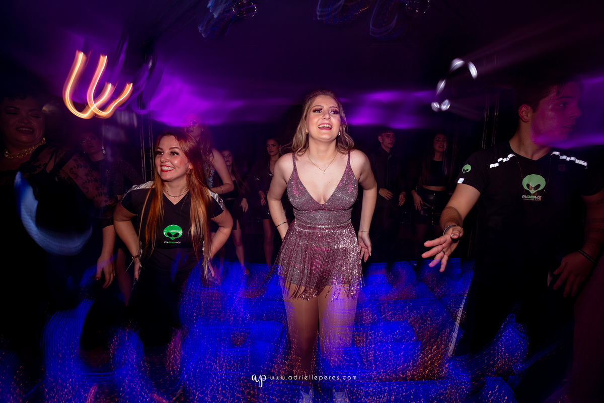 Isabelle Maggi  - Festa dos Quinze - Galo Eventos - Terra de Areia/RS - debutante - 15 anos - book dos 15 - vestido - decoração - Vando Lipert time ludimila - balada  - Moove eventos - perna de pau - barman - robo de led - Mauricio o Mágico 