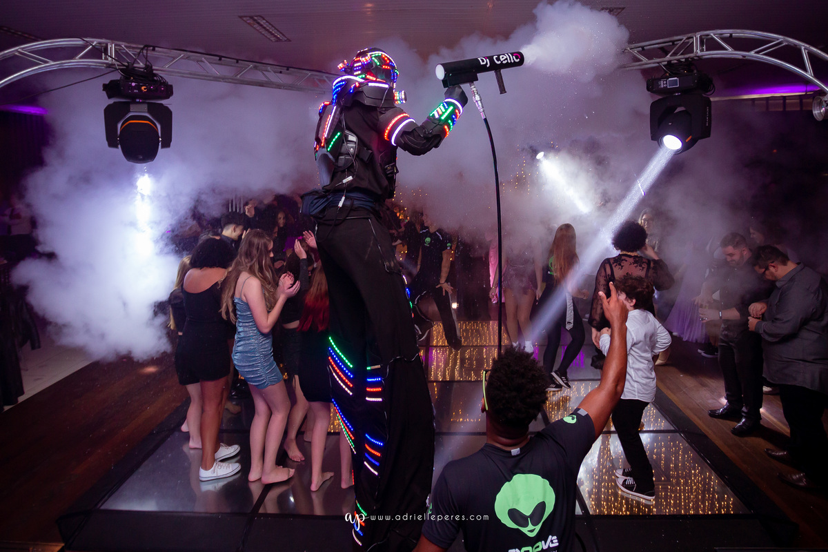 Isabelle Maggi  - Festa dos Quinze - Galo Eventos - Terra de Areia/RS - debutante - 15 anos - book dos 15 - vestido - decoração - Vando Lipert time ludimila - balada  - Moove eventos - perna de pau - barman - robo de led - Mauricio o Mágico 