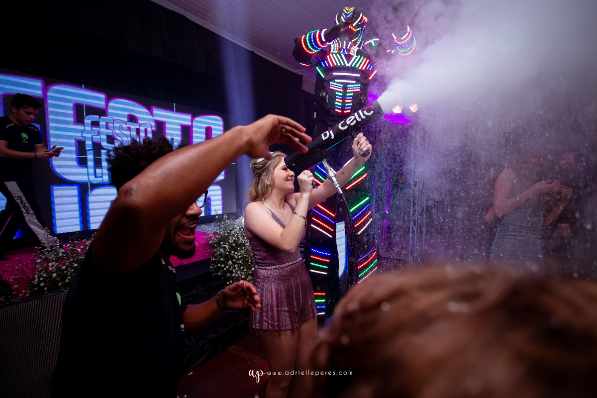 Isabelle Maggi  - Festa dos Quinze - Galo Eventos - Terra de Areia/RS - debutante - 15 anos - book dos 15 - vestido - decoração - Vando Lipert time ludimila - balada  - Moove eventos - perna de pau - barman - robo de led - Mauricio o Mágico 