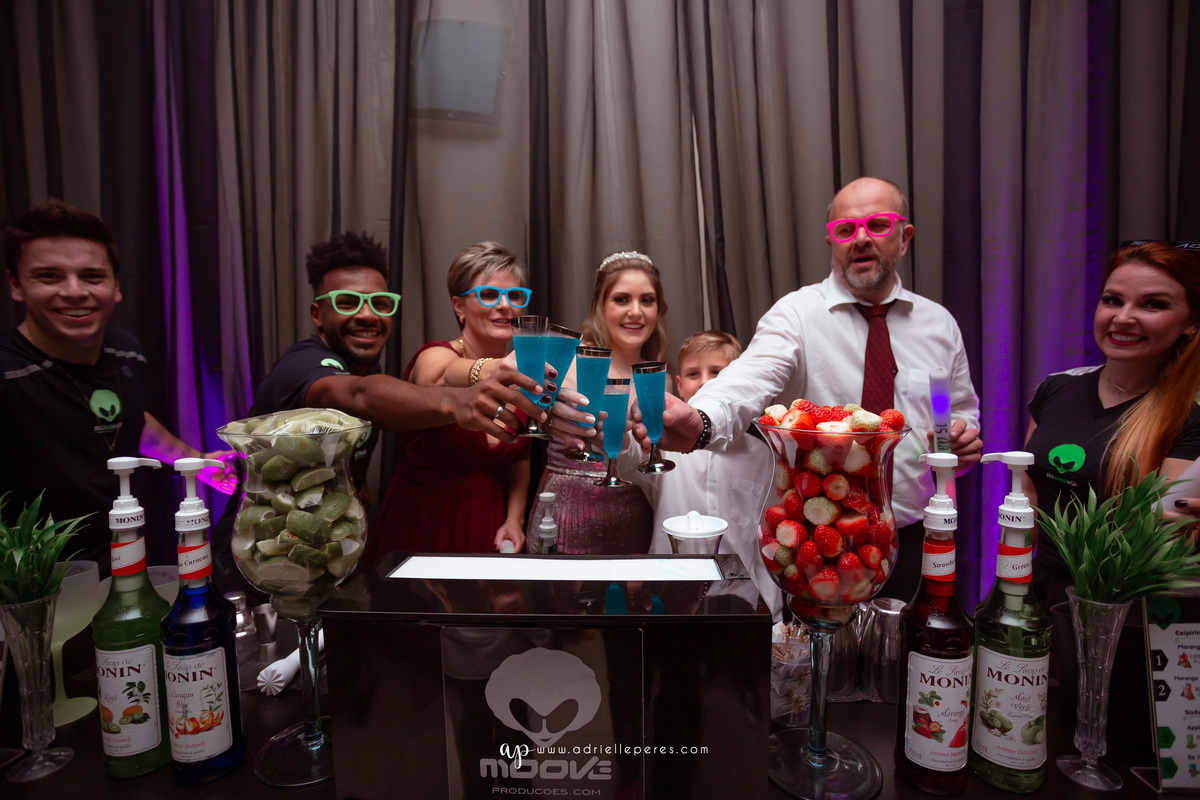 Isabelle Maggi  - Festa dos Quinze - Galo Eventos - Terra de Areia/RS - debutante - 15 anos - book dos 15 - vestido - decoração - Vando Lipert time ludimila - balada  - Moove eventos - perna de pau - barman - robo de led - Mauricio o Mágico 