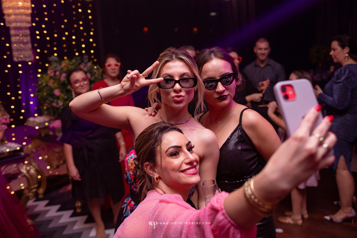 Isabelle Maggi  - Festa dos Quinze - Galo Eventos - Terra de Areia/RS - debutante - 15 anos - book dos 15 - vestido - decoração - Vando Lipert time ludimila - balada  - Moove eventos - perna de pau - barman - robo de led - Mauricio o Mágico 