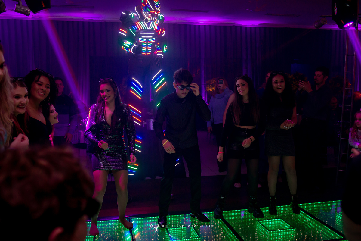 Isabelle Maggi  - Festa dos Quinze - Galo Eventos - Terra de Areia/RS - debutante - 15 anos - book dos 15 - vestido - decoração - Vando Lipert time ludimila - balada  - Moove eventos - perna de pau - barman - robo de led - Mauricio o Mágico 