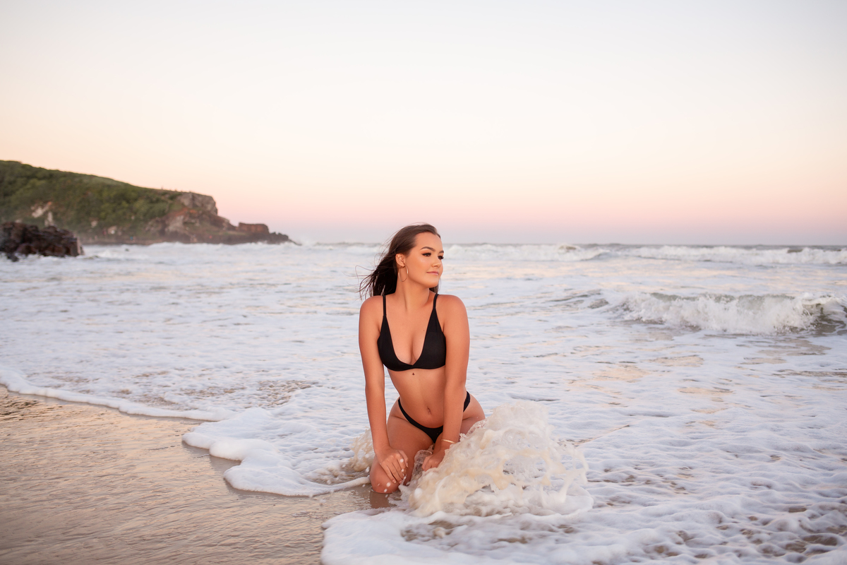 Fotografia de 15 anos, ideias criativas, inspirações, book dos quinze, vestido, flores, mar, praia da guarita. Por do Sol em Torres/Rs. Araranguá/SC. Sombrio, Criciúma, Três Cachoeiras, Terra de Areia, Porto Alegre, Fotos em Gramado, Canela, Serra Gaúcha