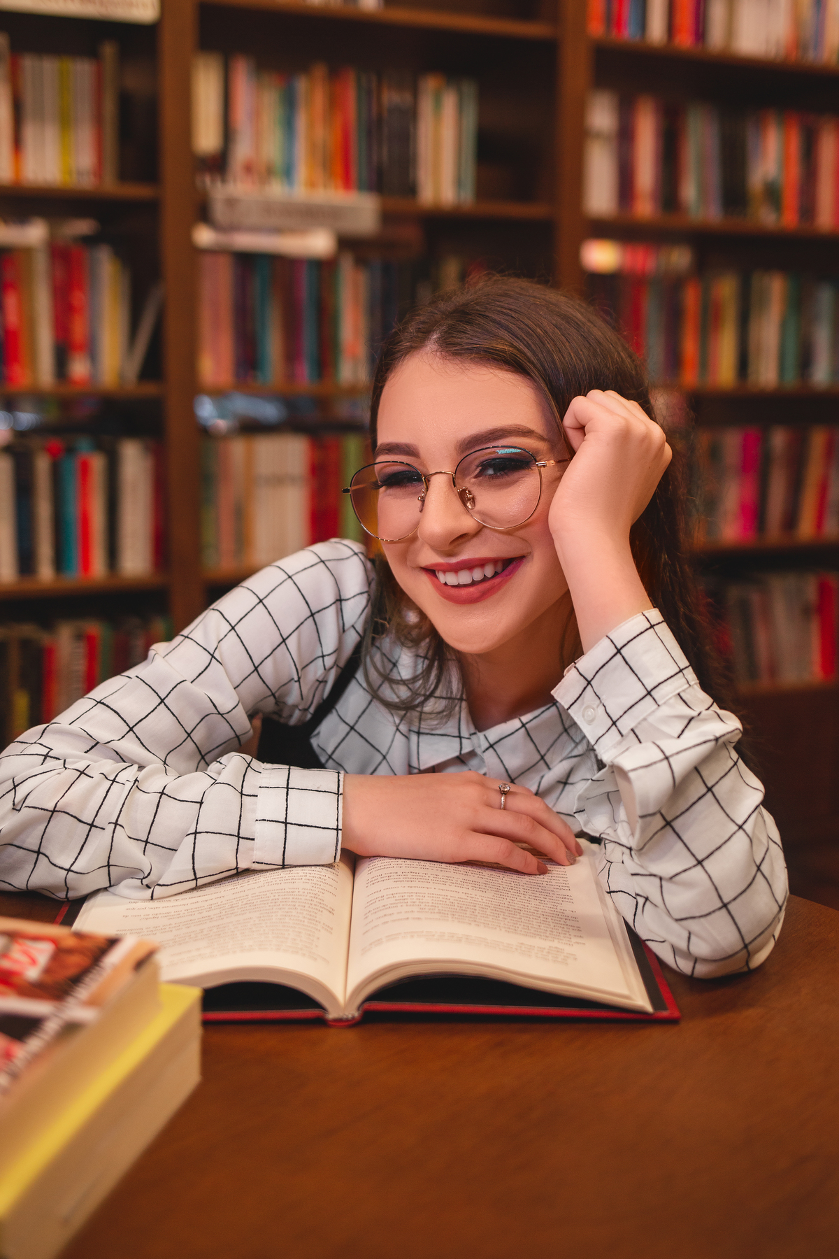Book-dos-15-anos-ensaio-debutante-quinze-anos-em-Gramado-Canela-Serra-Gaúcha-RS-ararangua-fotografa-fotos-instagram-tiktok-ensaio-book-na-chuva-neblina-livros-rua-street-rua-torta-rua-coberta-cabine-londres-hard-rock-guarda-chuva