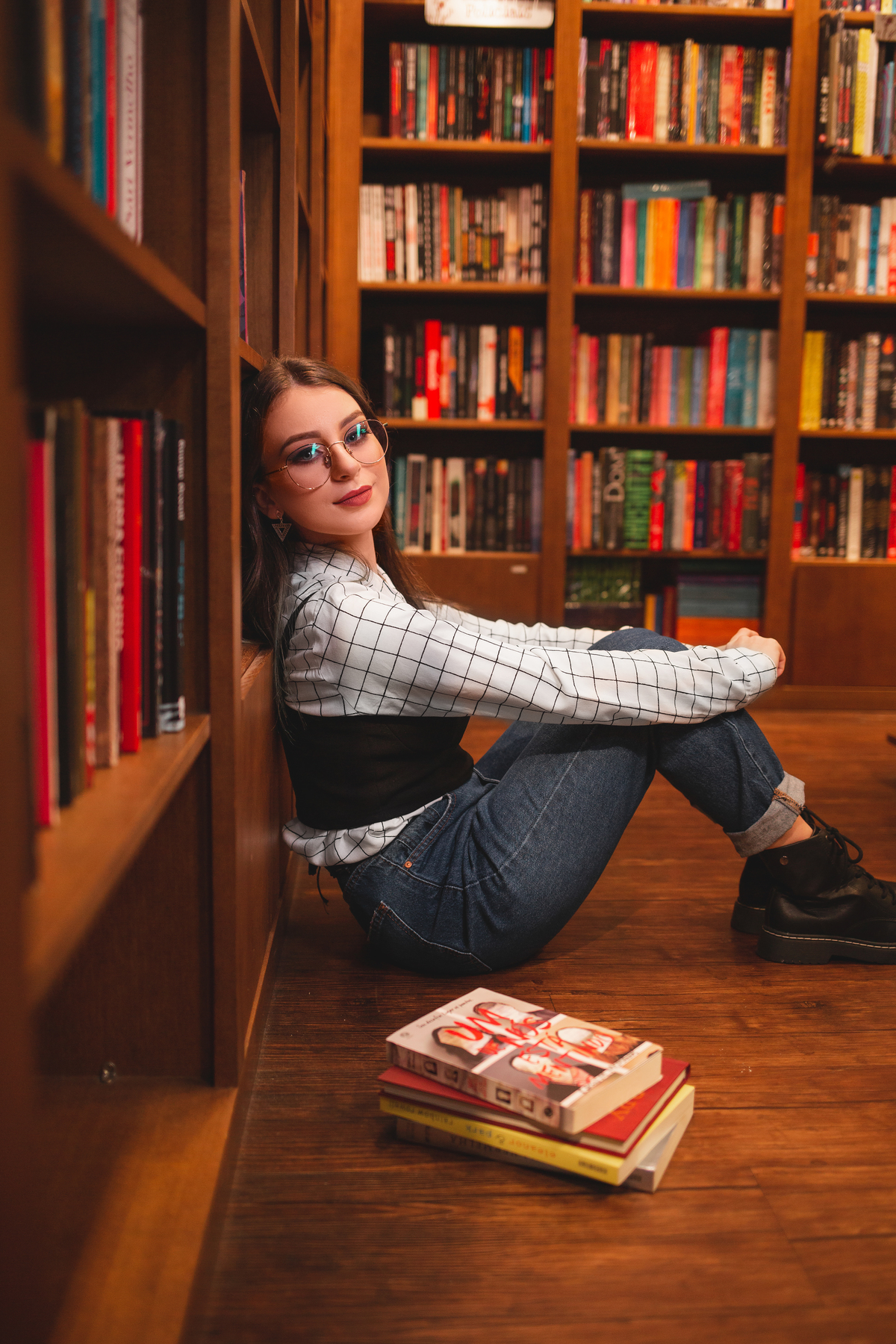 Book-dos-15-anos-ensaio-debutante-quinze-anos-em-Gramado-Canela-Serra-Gaúcha-RS-ararangua-fotografa-fotos-instagram-tiktok-ensaio-book-na-chuva-neblina-livros-rua-street-rua-torta-rua-coberta-cabine-londres-hard-rock-guarda-chuva