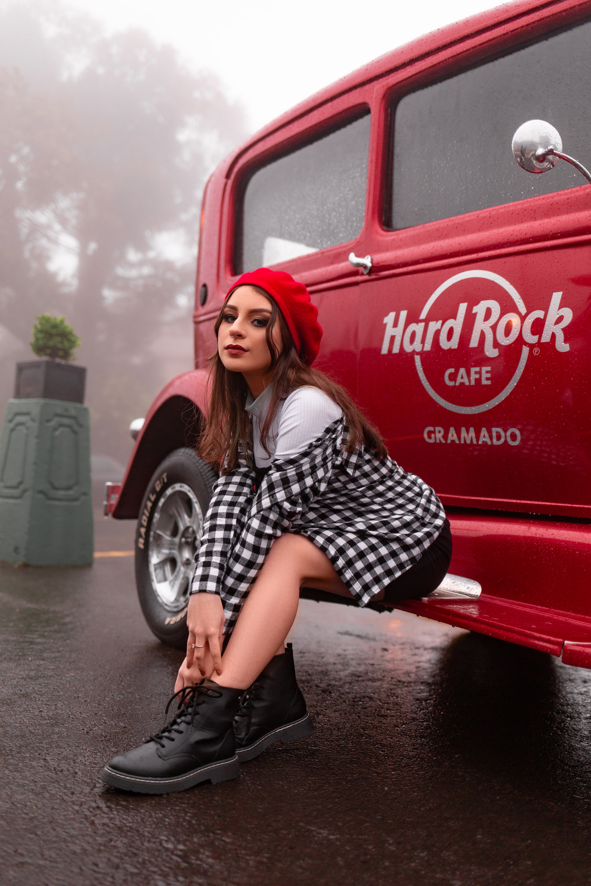 Book-dos-15-anos-ensaio-debutante-quinze-anos-em-Gramado-Canela-Serra-Gaúcha-RS-ararangua-fotografa-fotos-instagram-tiktok-ensaio-book-na-chuva-neblina-livros-rua-street-rua-torta-rua-coberta-cabine-londres-hard-rock-guarda-chuva