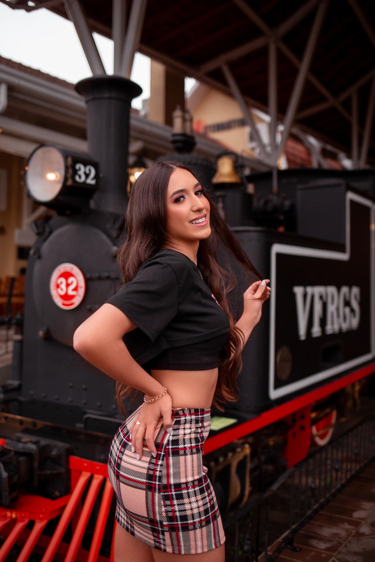 Book-dos-15-anos-ensaio-debutante-quinze-anos-em-Gramado-Canela-Serra-Gaúcha-RS-ararangua- fotografa em Gramado -fotos-instagram-tiktok-ensaio-book-15-Hard-Rock-street-rua-torta-rua-coberta, trem de canela, cabine de Londres, Selfie Gramado