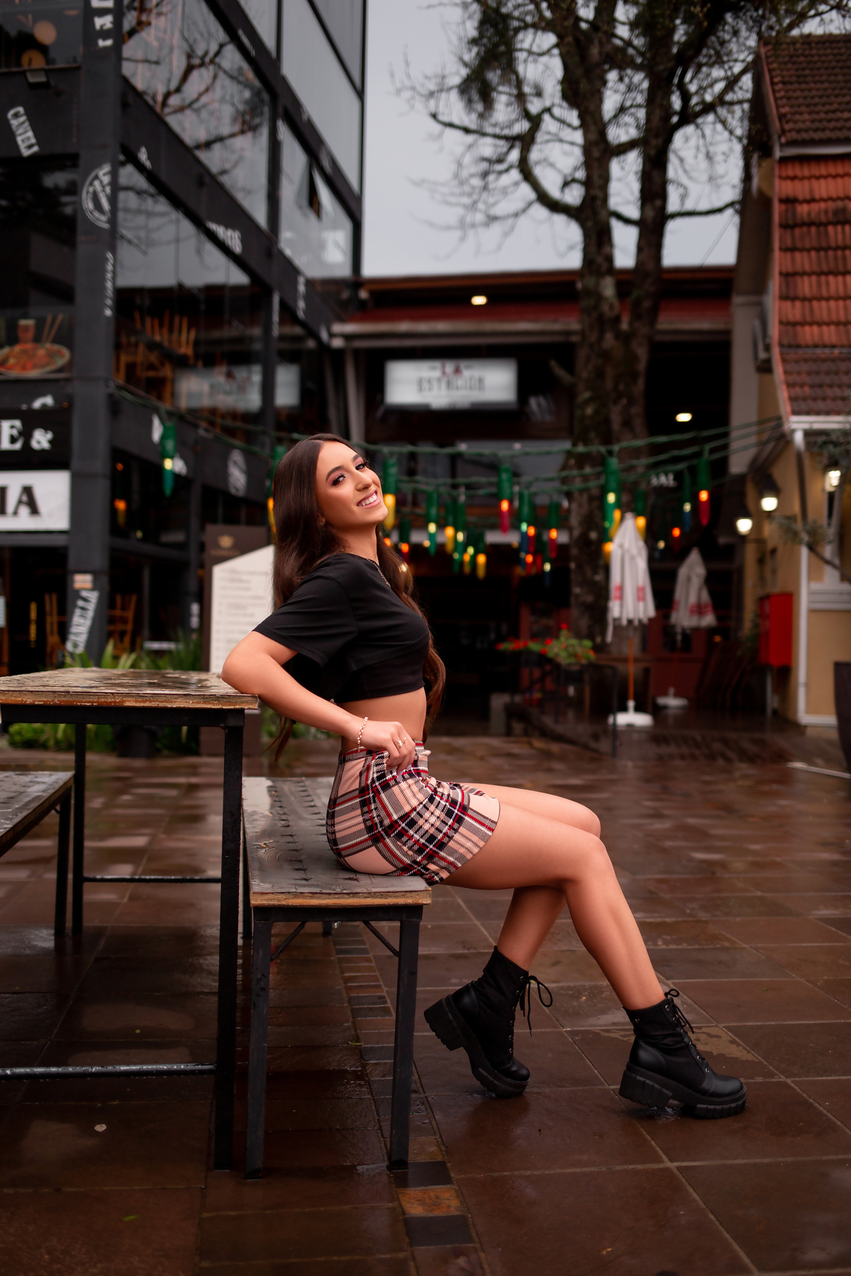 Book-dos-15-anos-ensaio-debutante-quinze-anos-em-Gramado-Canela-Serra-Gaúcha-RS-ararangua- fotografa em Gramado -fotos-instagram-tiktok-ensaio-book-15-Hard-Rock-street-rua-torta-rua-coberta, trem de canela, cabine de Londres, Selfie Gramado