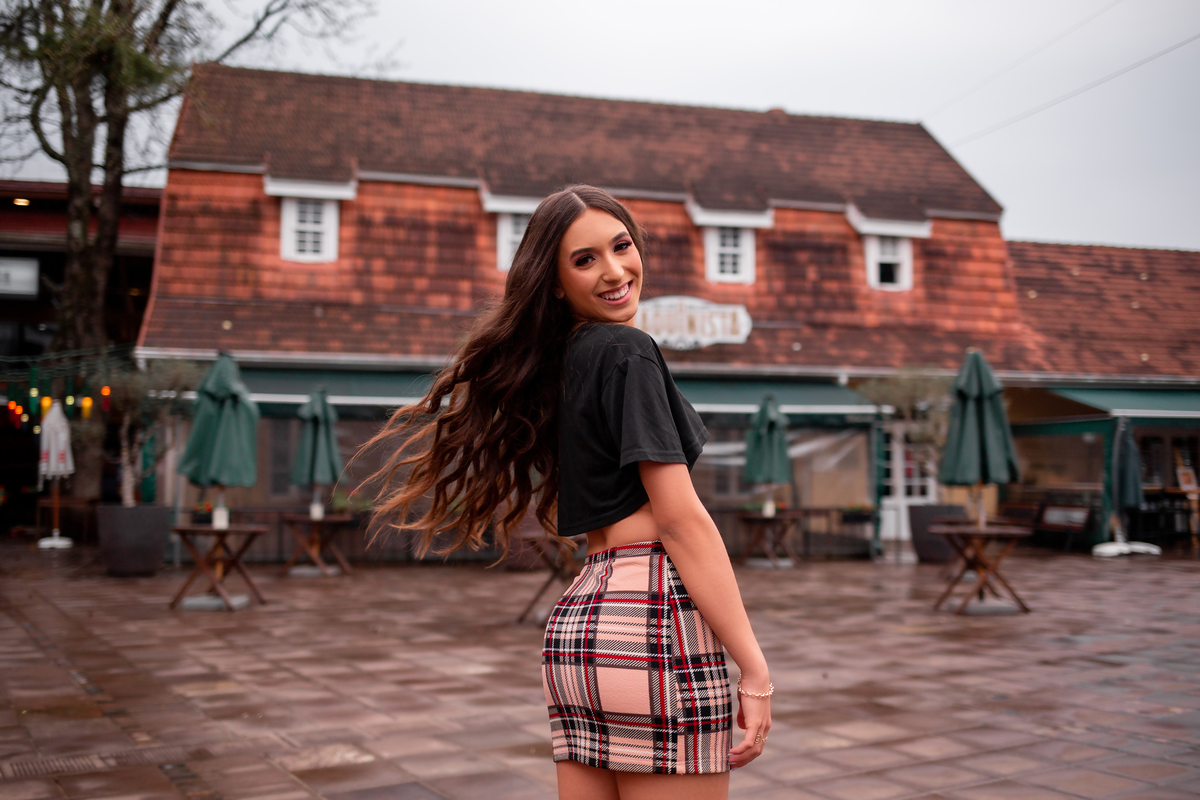 Book-dos-15-anos-ensaio-debutante-quinze-anos-em-Gramado-Canela-Serra-Gaúcha-RS-ararangua- fotografa em Gramado -fotos-instagram-tiktok-ensaio-book-15-Hard-Rock-street-rua-torta-rua-coberta, trem de canela, cabine de Londres, Selfie Gramado