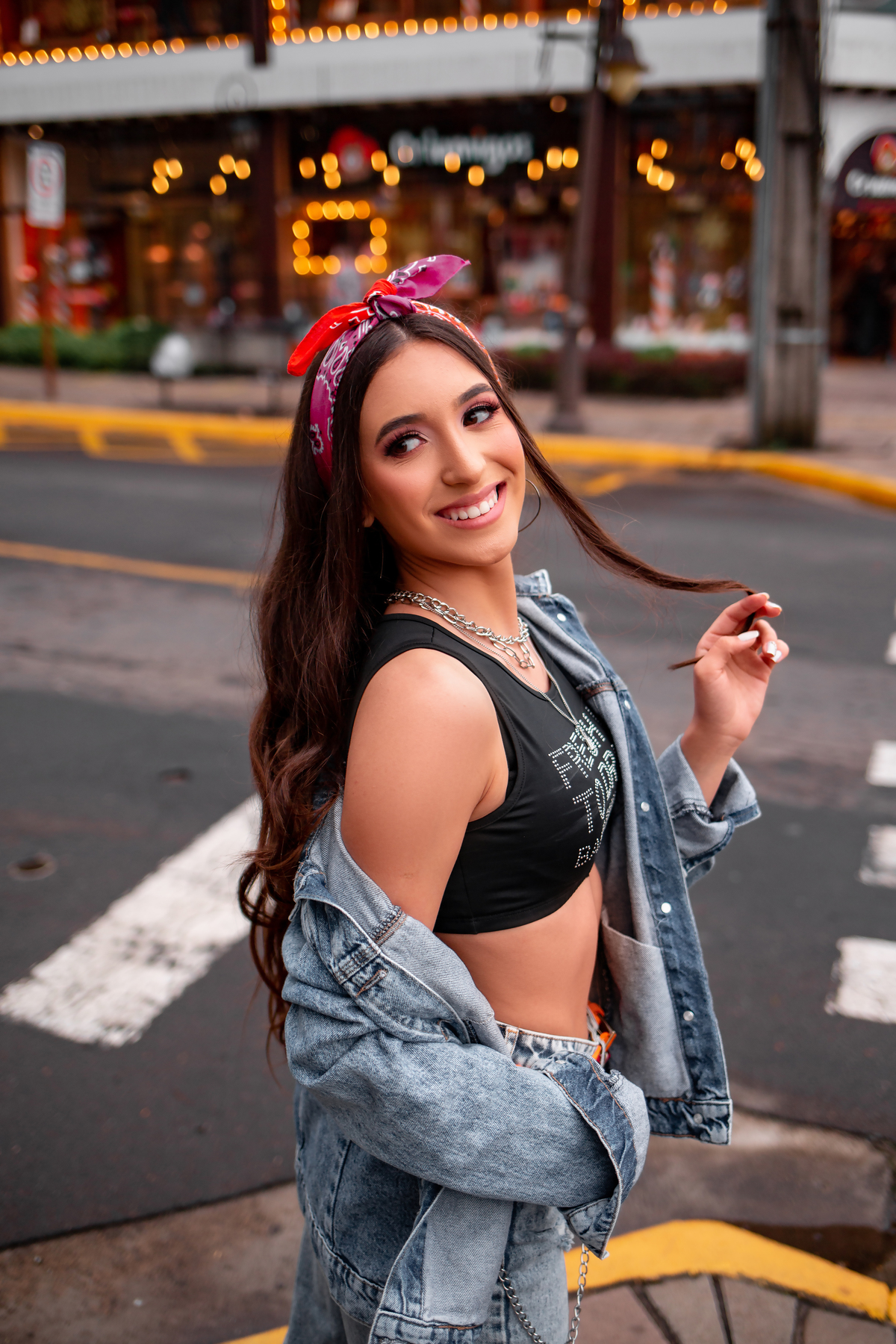 Book-dos-15-anos-ensaio-debutante-quinze-anos-em-Gramado-Canela-Serra-Gaúcha-RS-ararangua- fotografa em Gramado -fotos-instagram-tiktok-ensaio-book-15-Hard-Rock-street-rua-torta-rua-coberta, trem de canela, cabine de Londres, Selfie Gramado