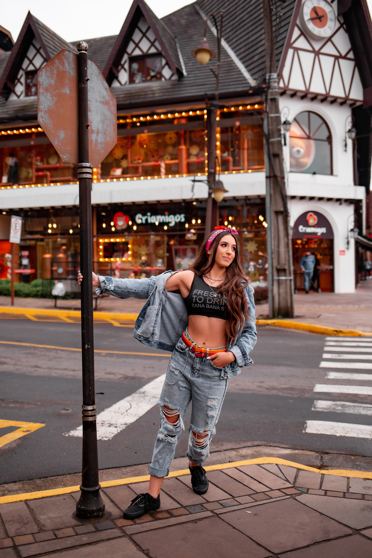 Book-dos-15-anos-ensaio-debutante-quinze-anos-em-Gramado-Canela-Serra-Gaúcha-RS-ararangua- fotografa em Gramado -fotos-instagram-tiktok-ensaio-book-15-Hard-Rock-street-rua-torta-rua-coberta, trem de canela, cabine de Londres, Selfie Gramado