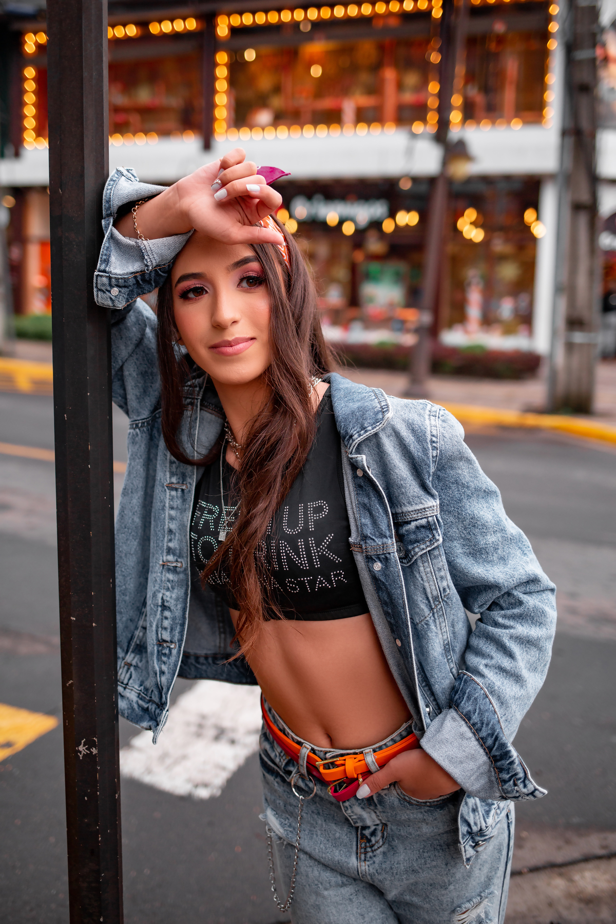 Book-dos-15-anos-ensaio-debutante-quinze-anos-em-Gramado-Canela-Serra-Gaúcha-RS-ararangua- fotografa em Gramado -fotos-instagram-tiktok-ensaio-book-15-Hard-Rock-street-rua-torta-rua-coberta, trem de canela, cabine de Londres, Selfie Gramado