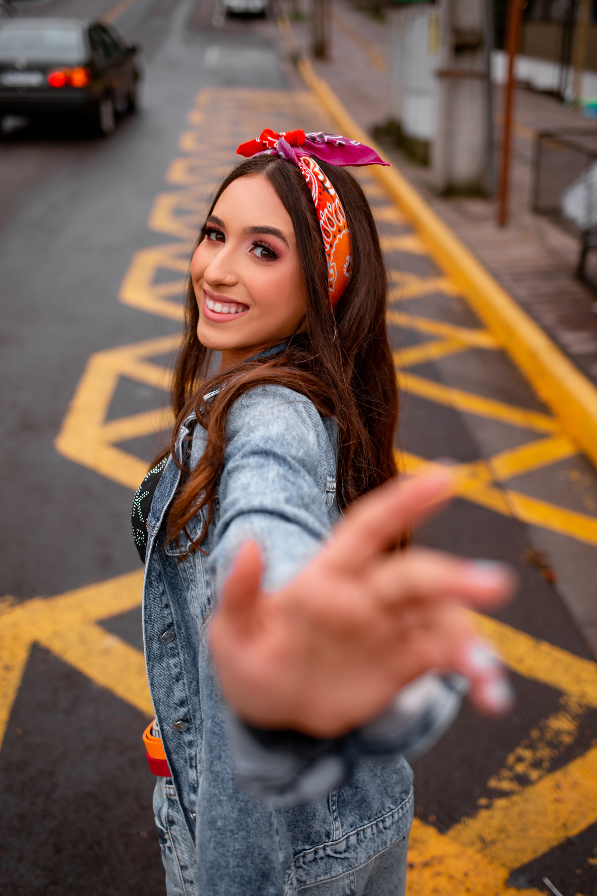 Book-dos-15-anos-ensaio-debutante-quinze-anos-em-Gramado-Canela-Serra-Gaúcha-RS-ararangua- fotografa em Gramado -fotos-instagram-tiktok-ensaio-book-15-Hard-Rock-street-rua-torta-rua-coberta, trem de canela, cabine de Londres, Selfie Gramado