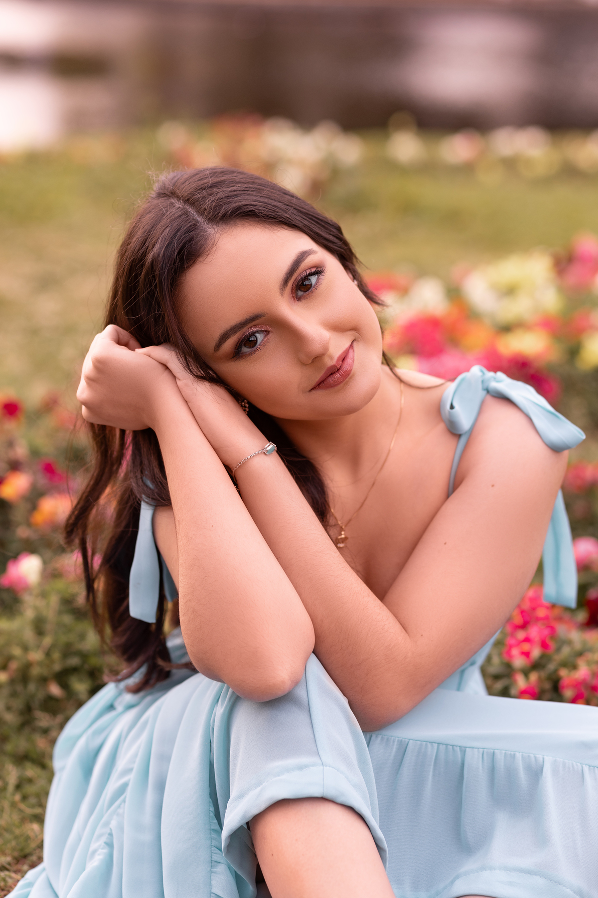 Fotografia de 15 anos, cachorro, hard rock, ideias criativas, inspirações, book dos quinze, vestido, flores, livros, lago negro em Canela, Gramado-RS.