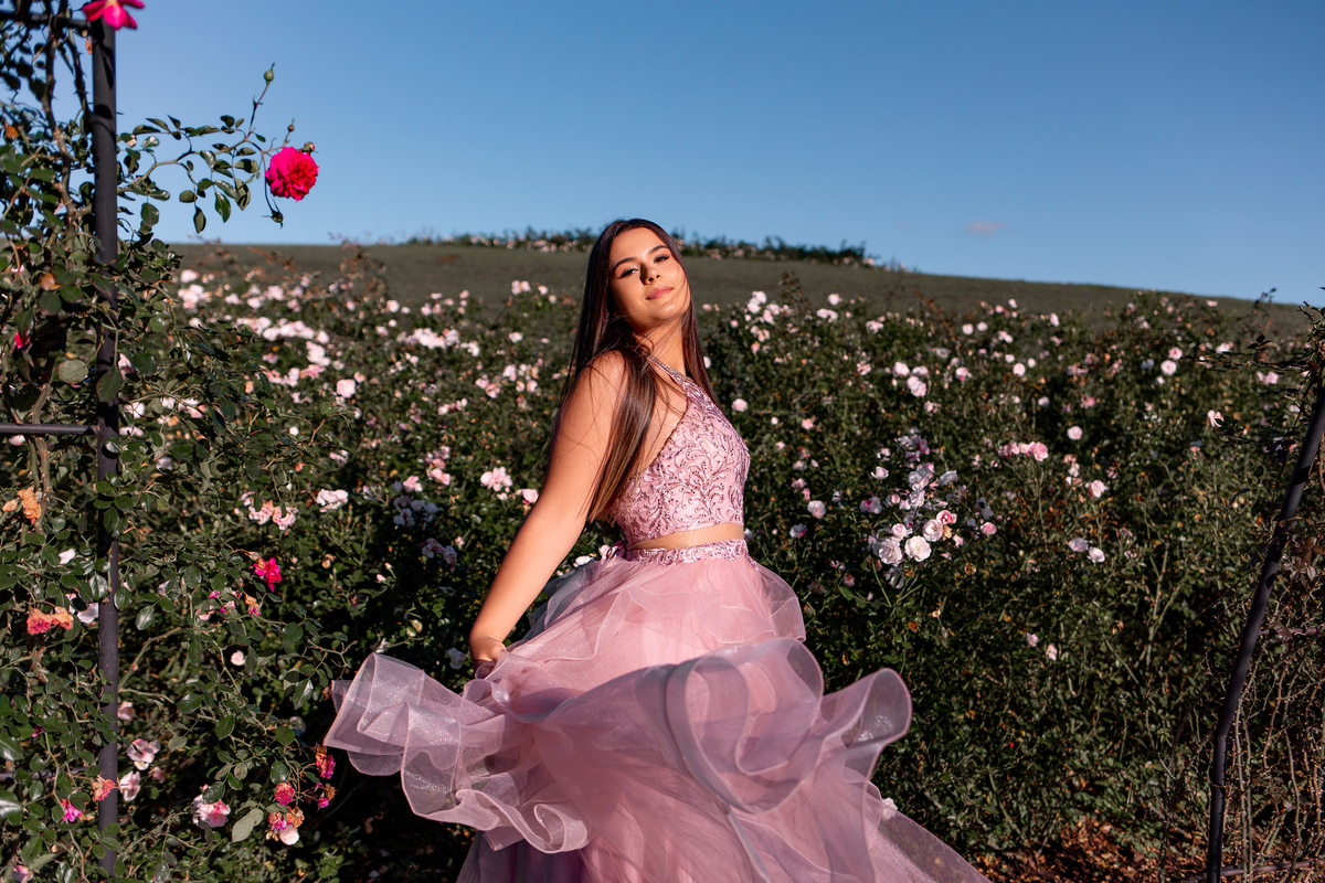 Fotografia de 15 anos, fotos no Matria parque de flores, ideias criativas, inspirações, book dos quinze, vestido, flores, Gramado-RS. Parque de flores em São Francisco, fotografa.jpg
