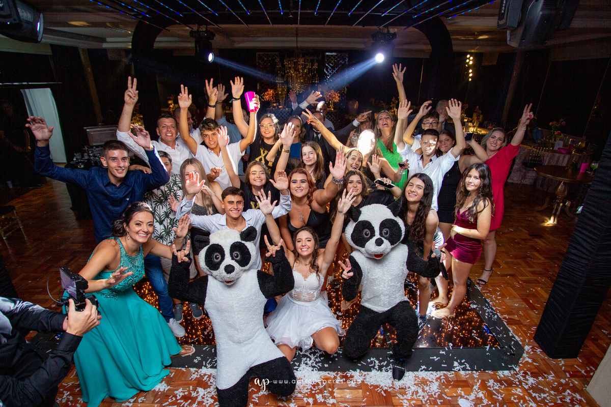 festa dos quinze anos AABB torres RS - vestido de quinze anos - balada de quinze anos - vestido quinze anos - balada - pista de led - decoracao - make - fotografa - ensaio - debutante - Guarita Gastronomia - Sublime cerimonial - Maura Art mana