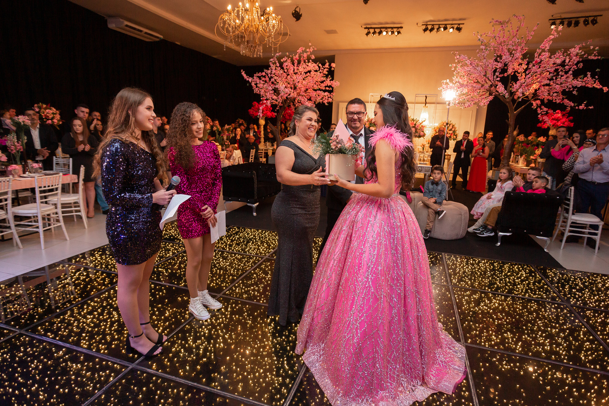Festa de quinze anos em Sítio do Cassio - Balneario Gaivota - Sombrio - Praia Grande - Sao Joao do Sul - quinze anos - fotos - fotografa - fotografia - pista - decoração - vestido - xv - make - ensaio 15 anos - book dos quinze - Adrielle Peres fotografia 